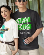 auf diesem bild trägt ein mann ein oversized heavyweight design-t-shirt in der farbe deep black mit dem statement-motiv stay true.