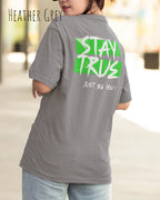 auf diesem bild trägt eine frau ein oversized heavyweight design-t-shirt in der farbe heather grey mit dem statement-motiv stay true auf dem rücken