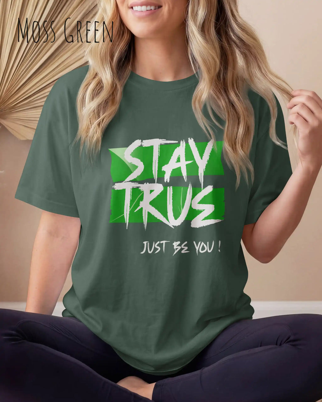 auf diesem bild trägt eine frau ein oversized heavyweight design-t-shirt in der farbe moss green mit dem statement-motiv stay true.