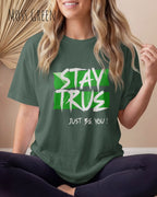 auf diesem bild trägt eine frau ein oversized heavyweight design-t-shirt in der farbe moss green mit dem statement-motiv stay true.