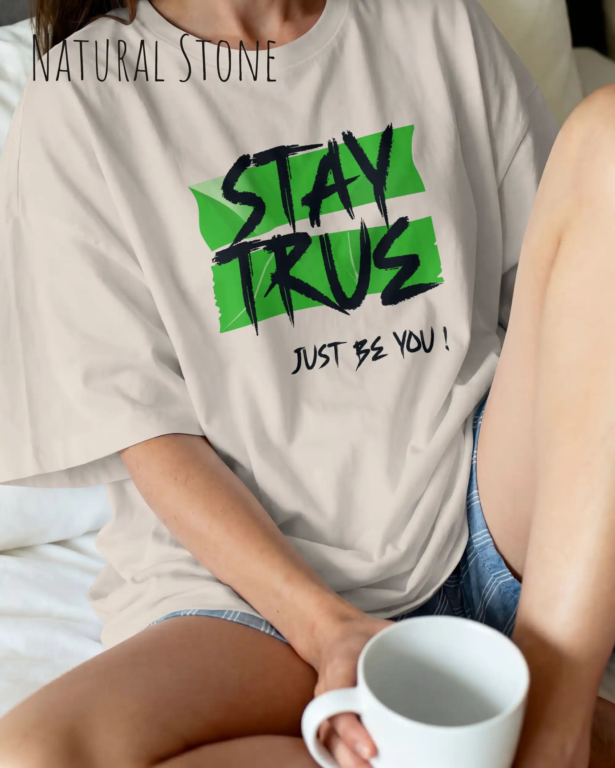 auf diesem bild trägt eine frau ein oversized heavyweight design-t-shirt in der farbe natural stone mit dem statement-motiv stay true.