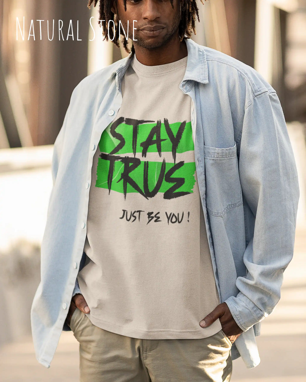 auf diesem bild trägt ein mann ein oversized heavyweight design-t-shirt in der farbe natural stone mit dem statement-motiv stay true.