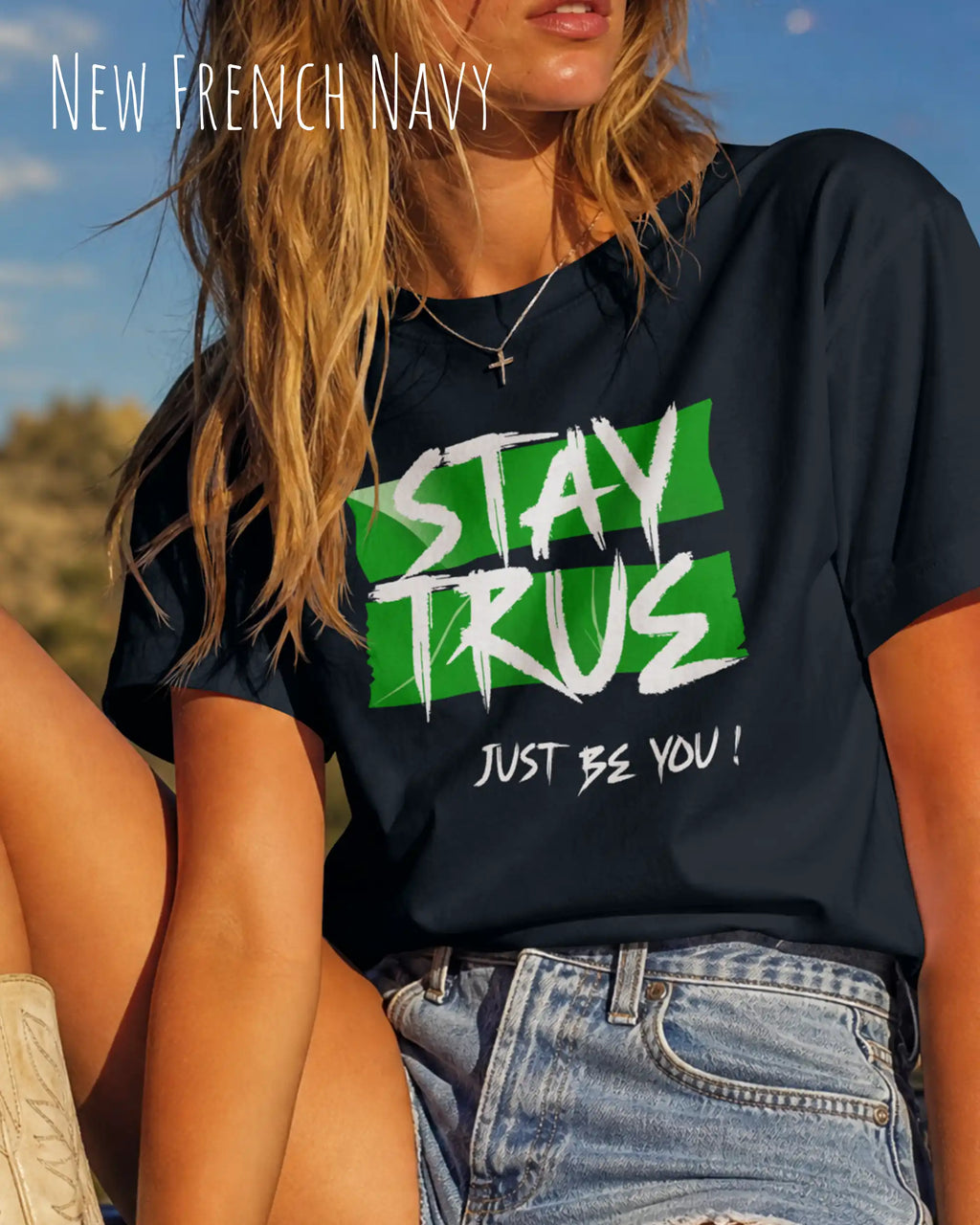 auf diesem bild trägt eine blinde frau ein oversized heavyweight design-t-shirt in der farbe new french navy mit dem statement-motiv stay true.