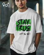 auf diesem bild trägt ein mann ein oversized heavyweight design-t-shirt mit dem statement-motiv stay true.