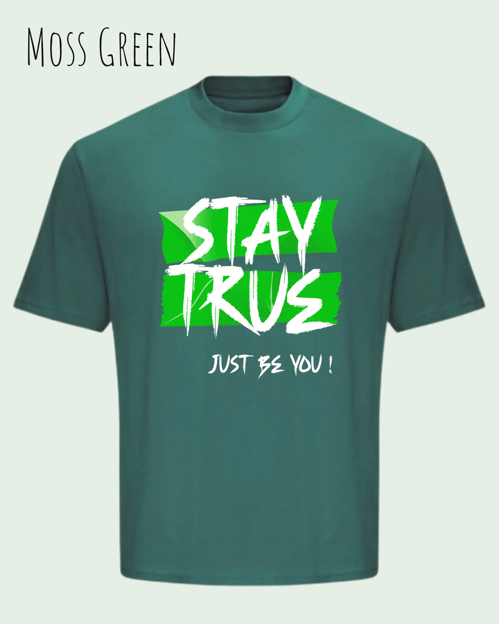 die Abbildung zeigt ein oversized heavyweight design-t-shirt in der farbe moss green mit dem statement-motiv stay true.