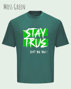 die Abbildung zeigt ein oversized heavyweight design-t-shirt in der farbe moss green mit dem statement-motiv stay true.