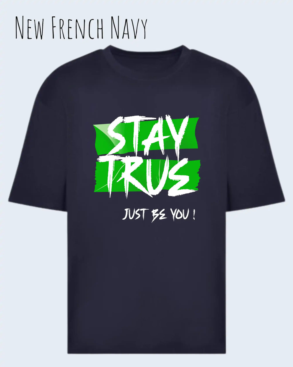 die Abbildung zeigt ein oversized heavyweight design-t-shirt in der farbe new french navy mit dem statement-motiv stay true.