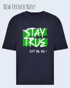 die Abbildung zeigt ein oversized heavyweight design-t-shirt in der farbe new french navy mit dem statement-motiv stay true.