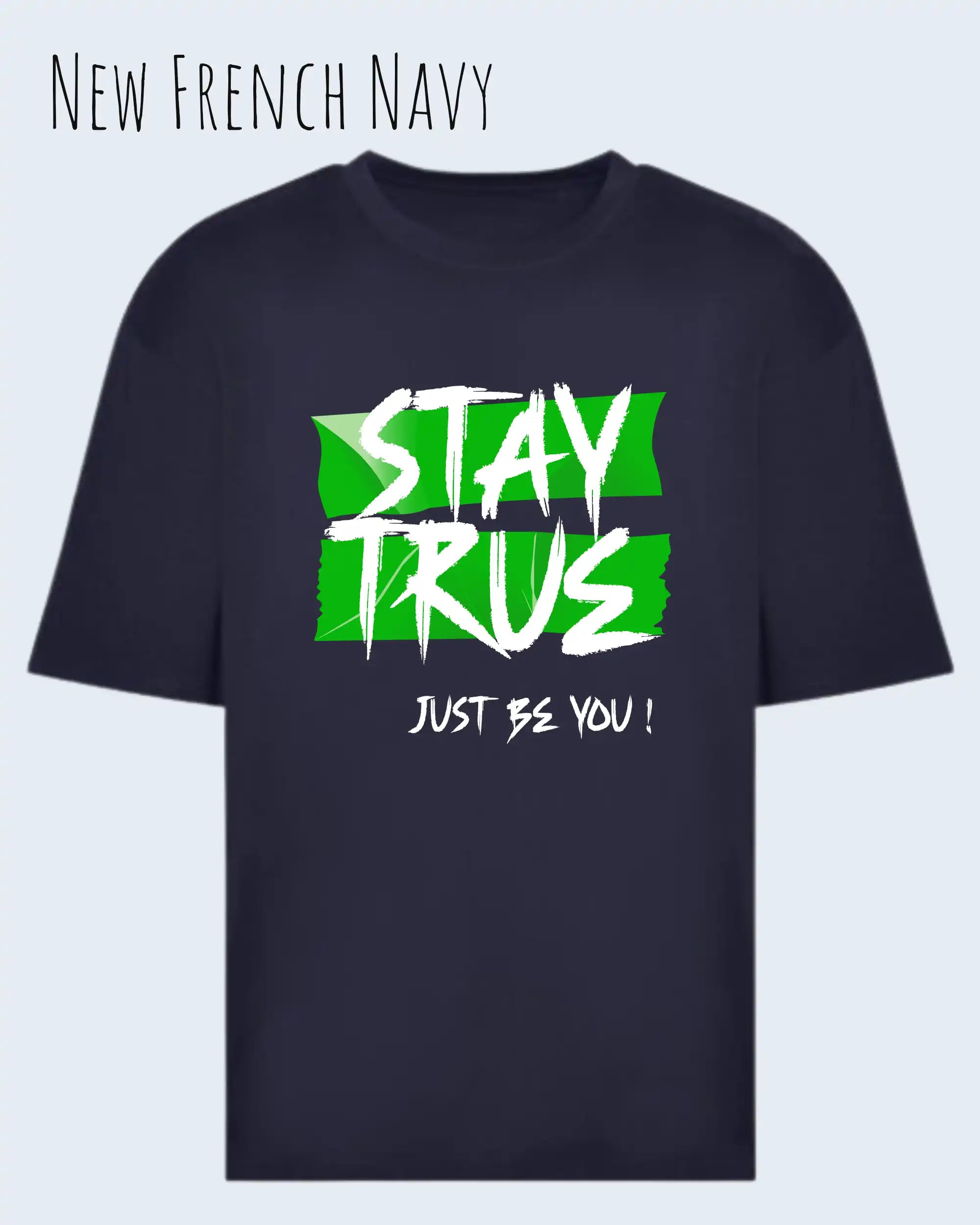 die Abbildung zeigt ein oversized heavyweight design-t-shirt in der farbe new french navy mit dem statement-motiv stay true.