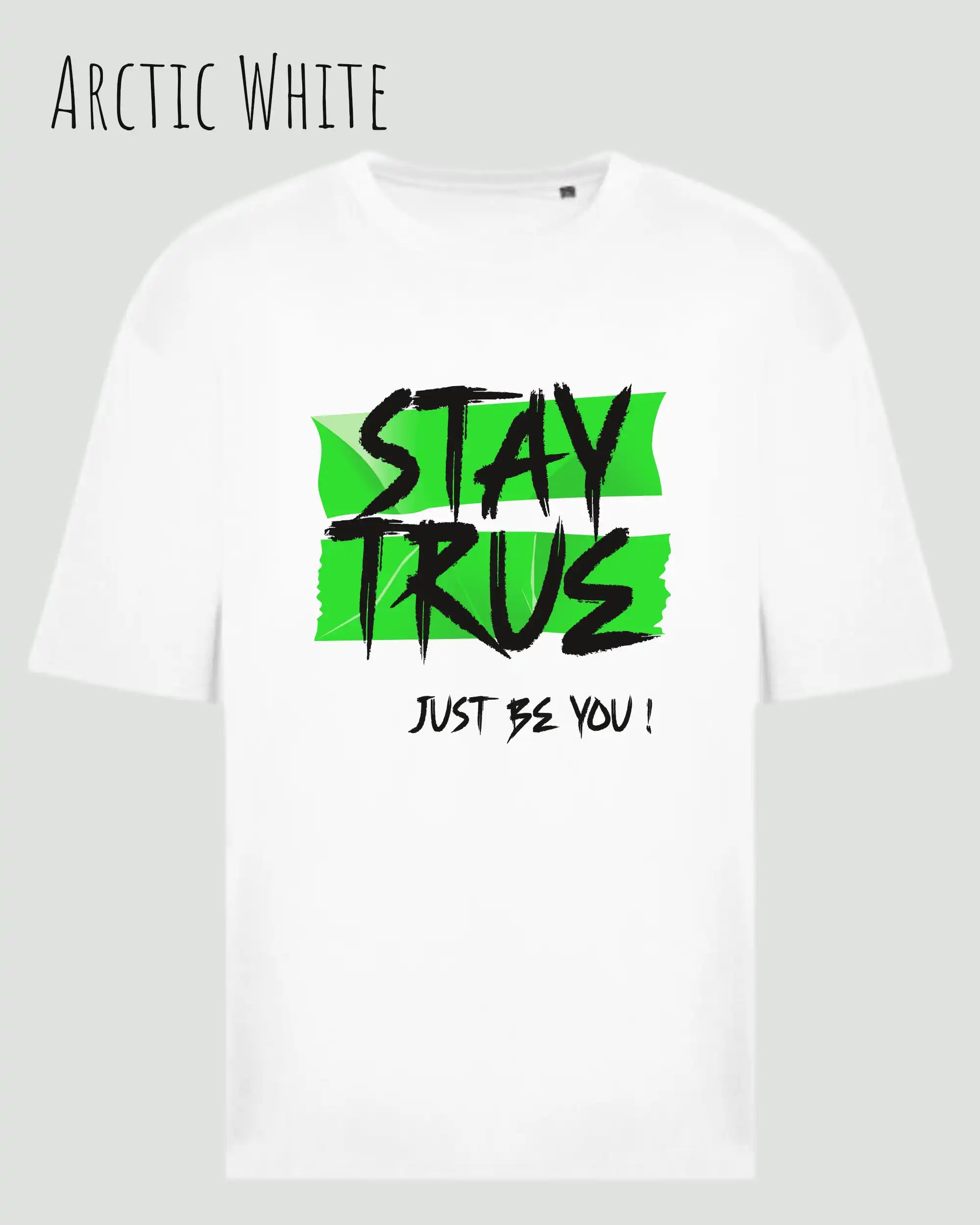 die Abbildung zeigt ein oversized heavyweight design-t-shirt in der farbe arctic white mit dem statement-motiv stay true.