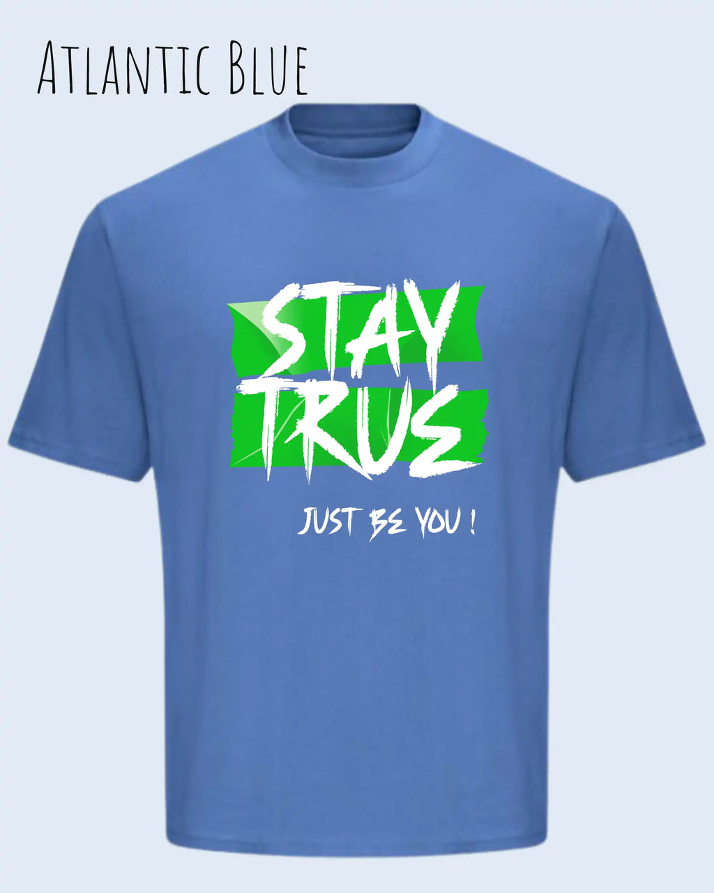 die Abbildung zeigt ein oversized heavyweight design-t-shirt in der farbe atlantic blue mit dem statement-motiv stay true.