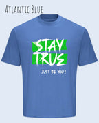 die Abbildung zeigt ein oversized heavyweight design-t-shirt in der farbe atlantic blue mit dem statement-motiv stay true.