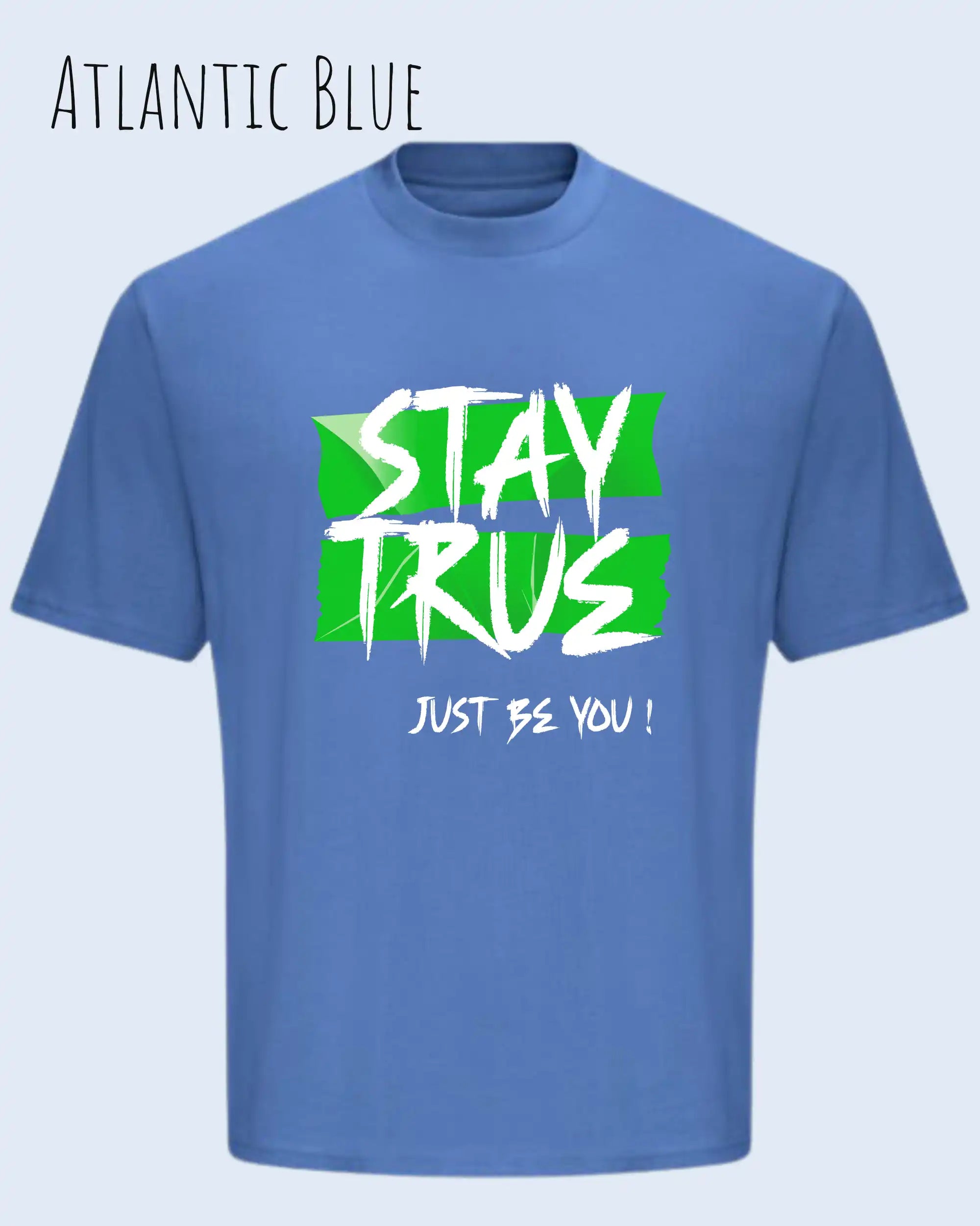 die Abbildung zeigt ein oversized heavyweight design-t-shirt in der farbe atlantic blue mit dem statement-motiv stay true.