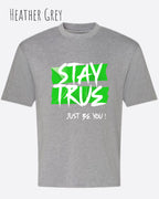 die Abbildung zeigt ein oversized heavyweight design-t-shirt in der farbe heather grey mit dem statement-motiv stay true.