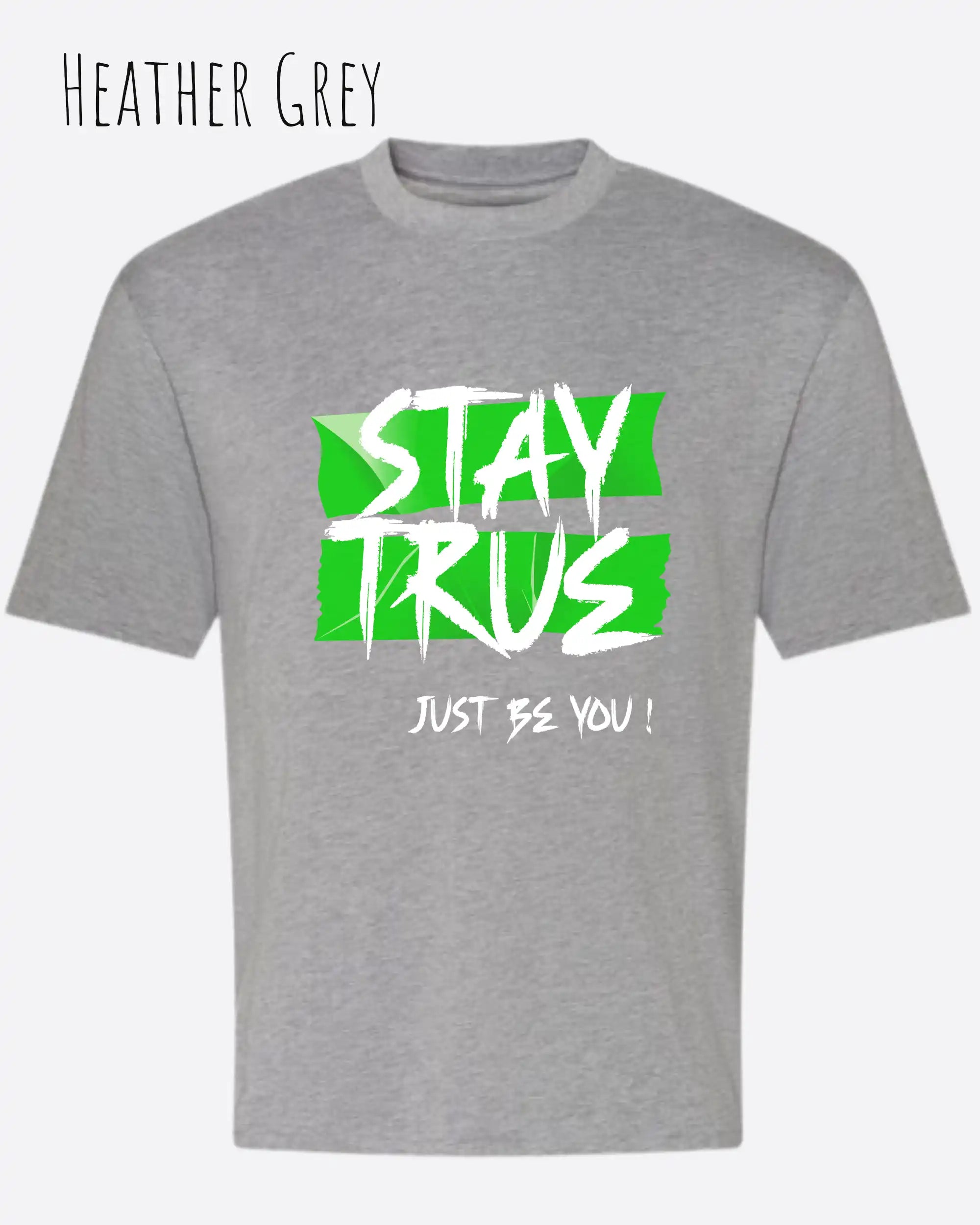 die Abbildung zeigt ein oversized heavyweight design-t-shirt in der farbe heather grey mit dem statement-motiv stay true.