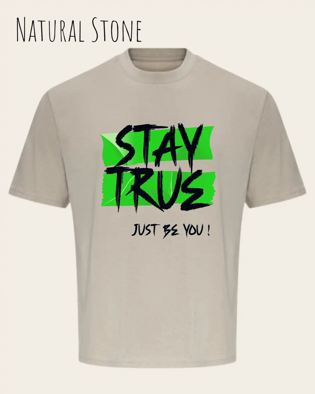 die Abbildung zeigt ein oversized heavyweight design-t-shirt in der farbe natural stone mit dem statement-motiv stay true.
