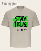 die Abbildung zeigt ein oversized heavyweight design-t-shirt in der farbe natural stone mit dem statement-motiv stay true.