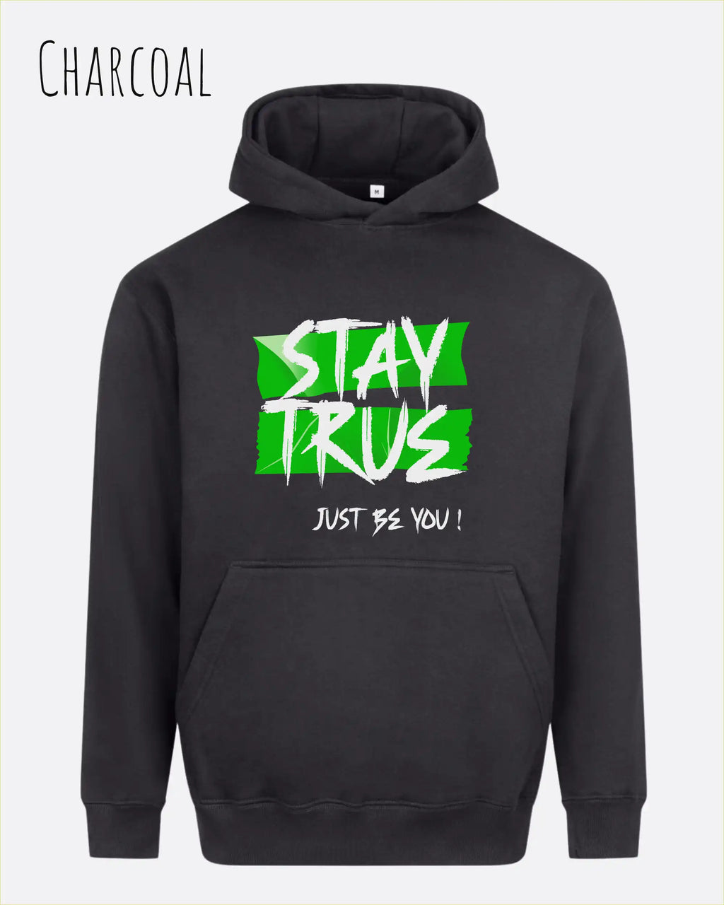 das bild zeigt den Oversized Design-Hoodie JH111 in der farbe charcoal mit dem ausdrucksstarken motiv "stay true ... just be you".
