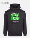 das bild zeigt den Oversized Design-Hoodie JH111 in der farbe charcoal mit dem ausdrucksstarken motiv "stay true ... just be you".