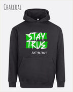 das bild zeigt den Oversized Design-Hoodie JH111 in der farbe charcoal mit dem ausdrucksstarken motiv "stay true ... just be you".