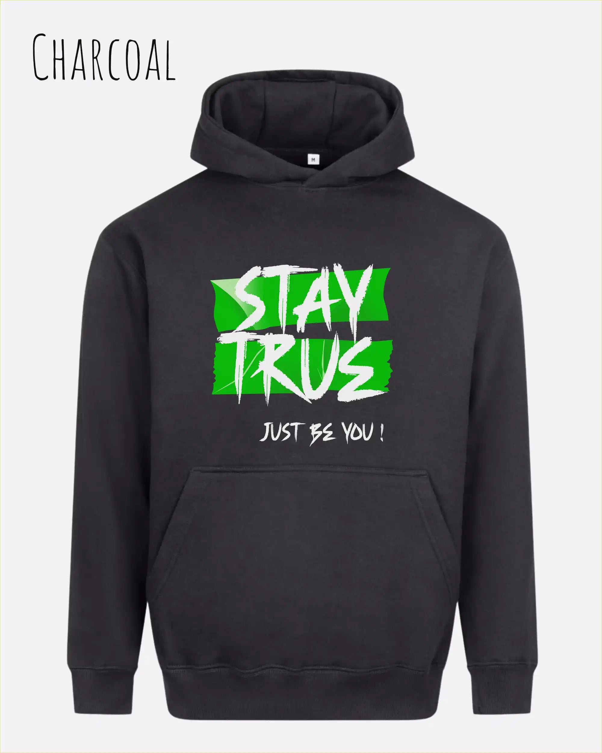 das bild zeigt den Oversized Design-Hoodie JH111 in der farbe charcoal mit dem ausdrucksstarken motiv "stay true ... just be you".