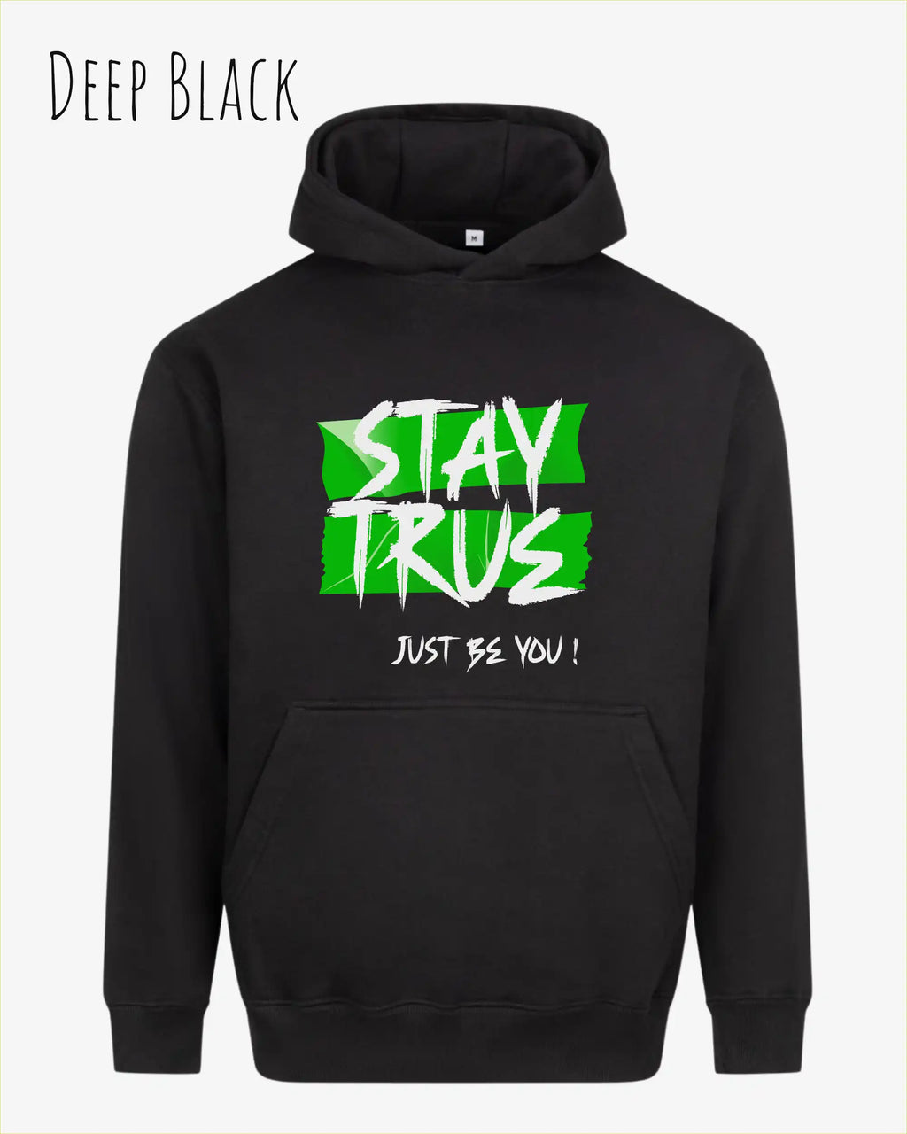 das bild zeigt den Oversized Design-Hoodie JH111 in der farbe deep black mit dem ausdrucksstarken motiv "stay true ... just be you".