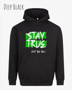 das bild zeigt den Oversized Design-Hoodie JH111 in der farbe deep black mit dem ausdrucksstarken motiv "stay true ... just be you".