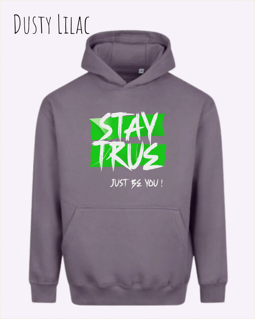 das bild zeigt den Oversized Design-Hoodie JH111 in der farbe dusty lilac mit dem ausdrucksstarken motiv "stay true ... just be you".