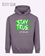 das bild zeigt den Oversized Design-Hoodie JH111 in der farbe dusty lilac mit dem ausdrucksstarken motiv "stay true ... just be you".
