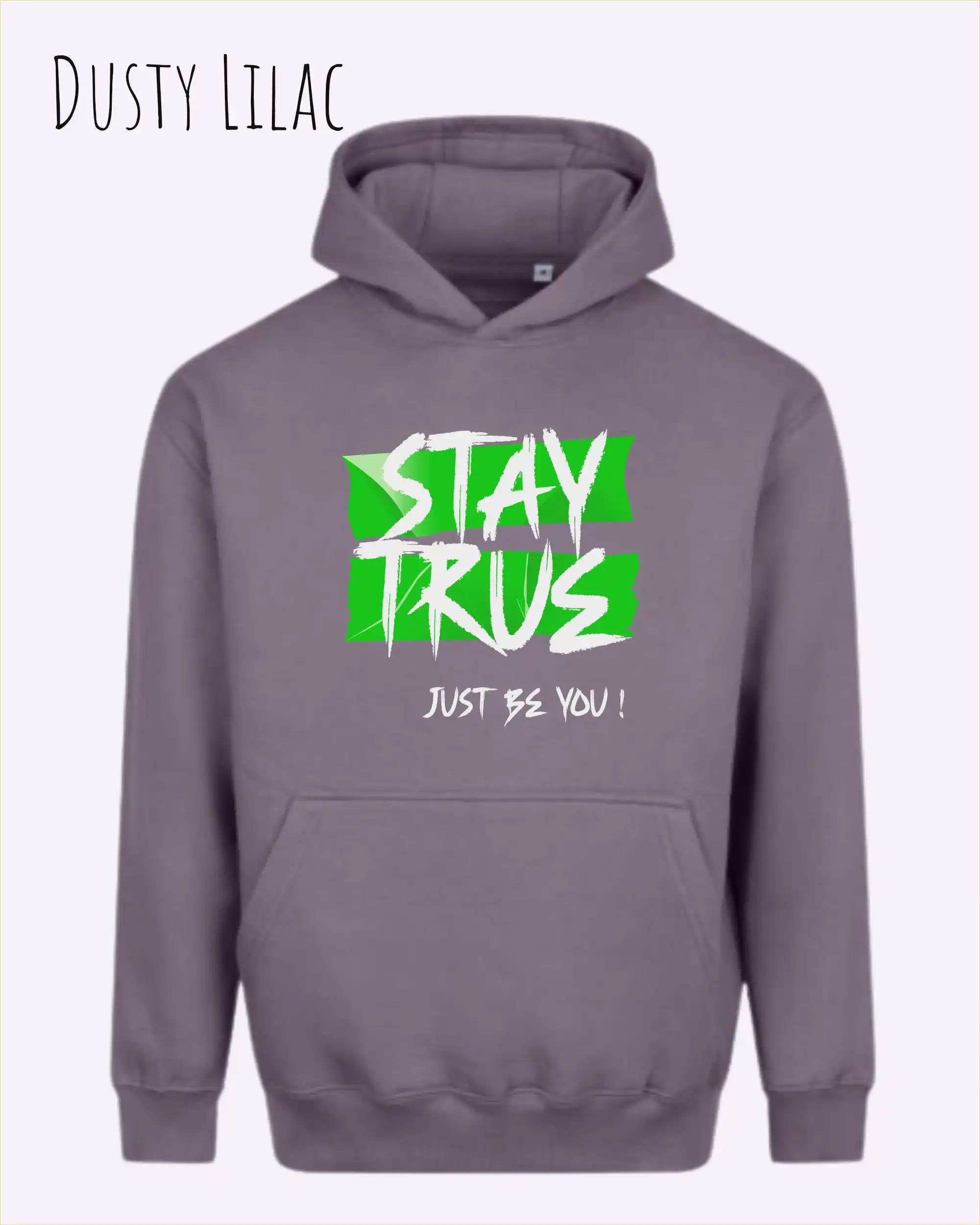 das bild zeigt den Oversized Design-Hoodie JH111 in der farbe dusty lilac mit dem ausdrucksstarken motiv "stay true ... just be you".