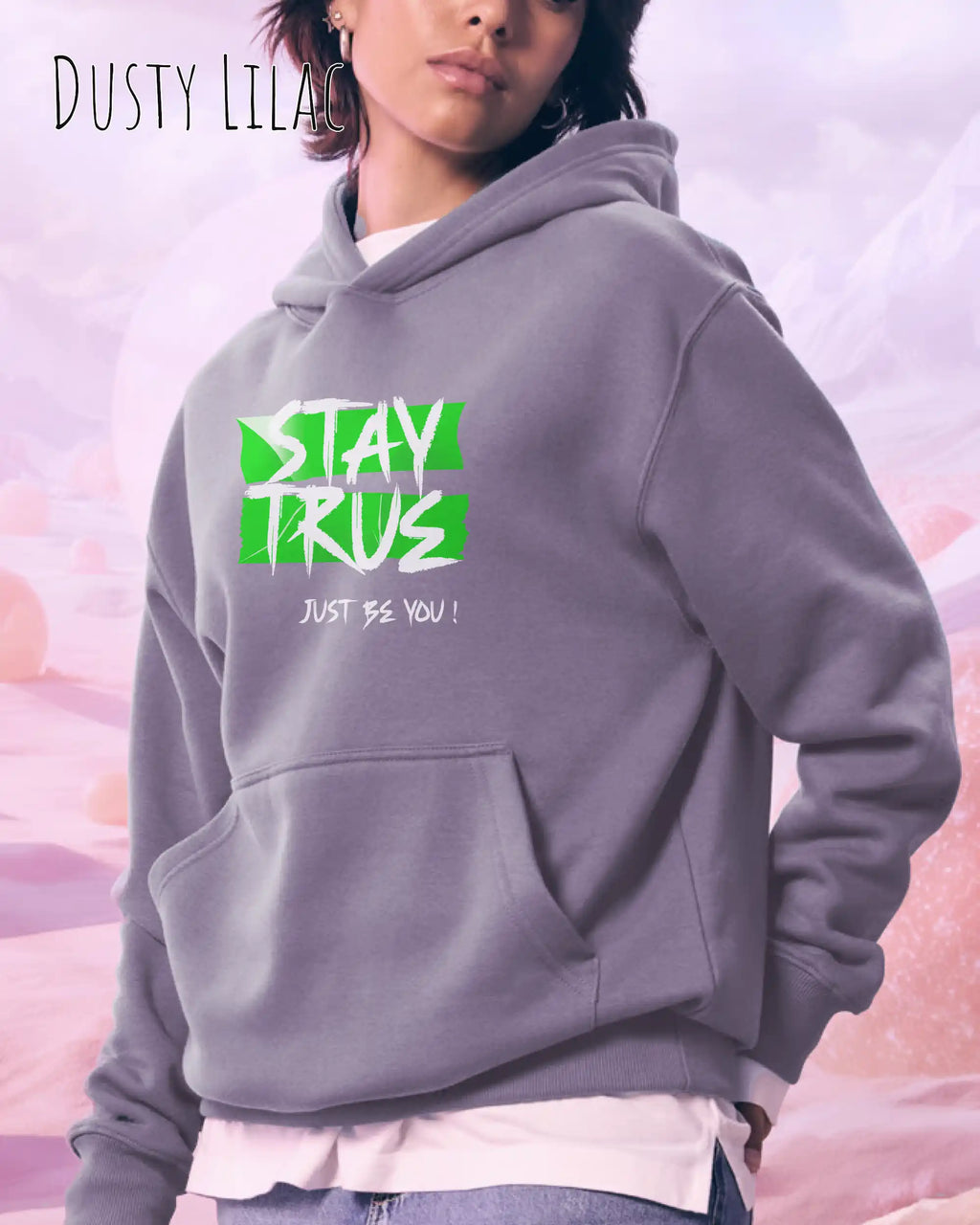 das bild zeigt eine frau, due einen Oversized Design-Hoodie in der farbe dusty lilac mit dem ausdrucksstarken motiv "stay true ... just be you" vorne auf der brust trägt.