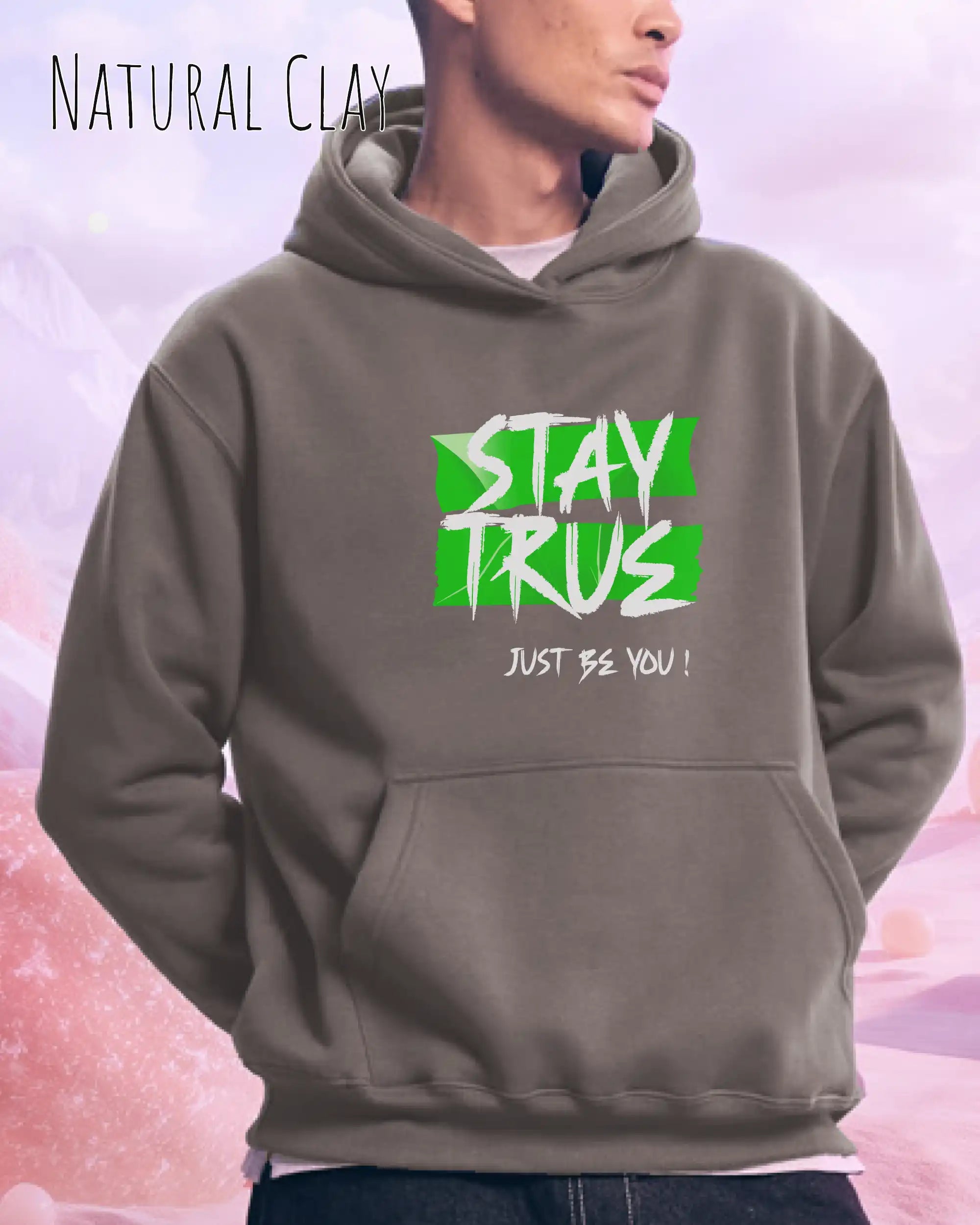 das bild zeigt einen mann, der einen Oversized Design-Hoodie in der farbe natural clay mit dem ausdrucksstarken motiv "stay true ... just be you" trägt.