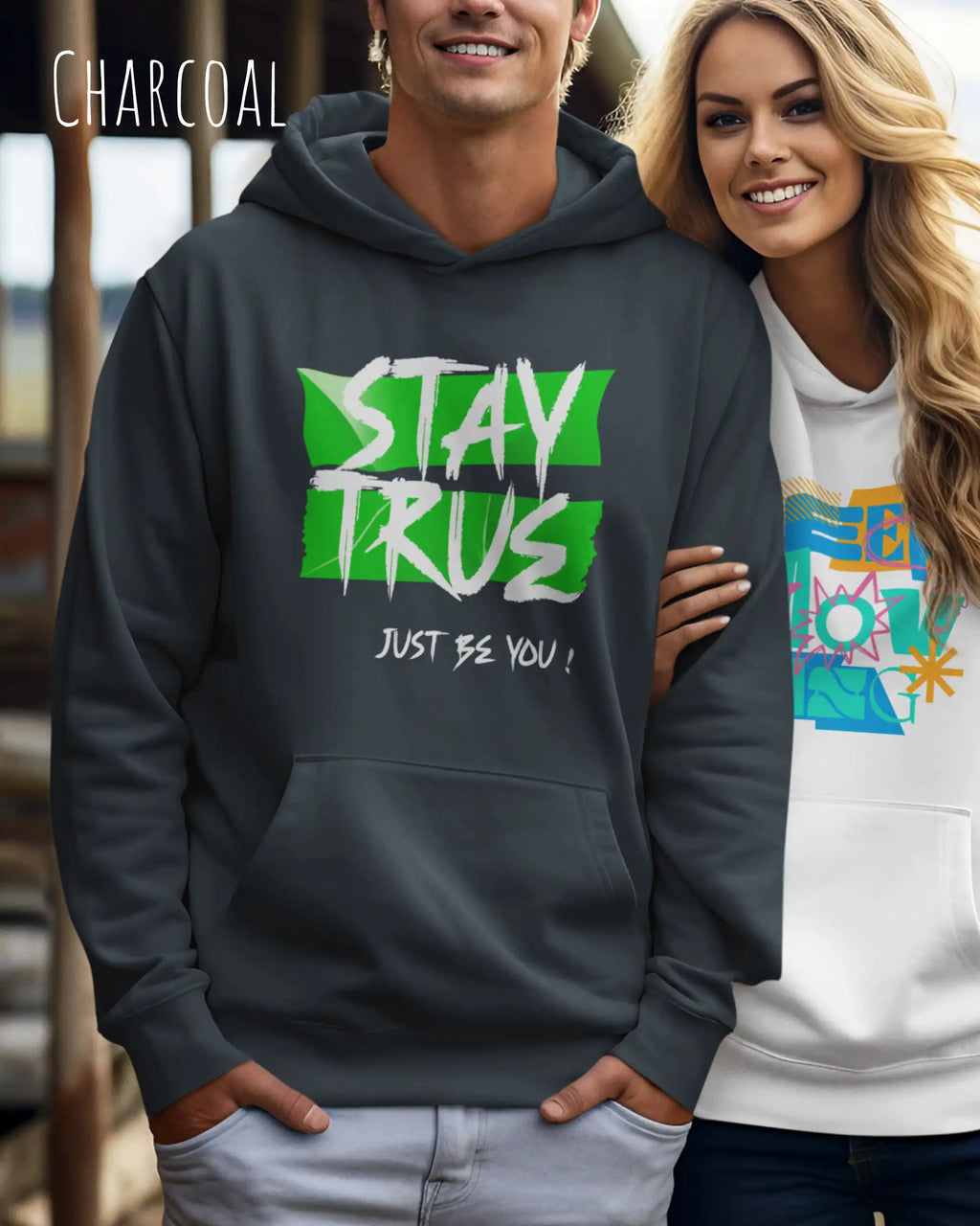 das bild zeigt einen mann, der einen Oversized Design-Hoodie in der farbe charcoal mit dem ausdrucksstarken motiv "stay true ... just be you" trägt.