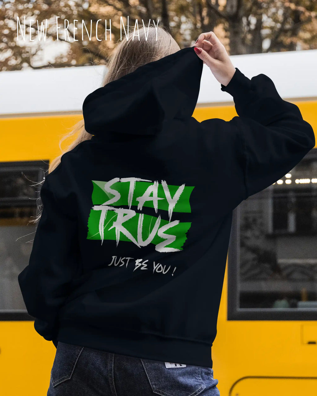 das bild zeigt eine frau, die einen Oversized Design-Hoodie in der farbe new french navy mit dem ausdrucksstarken backprint "stay true ... just be you" trägt.