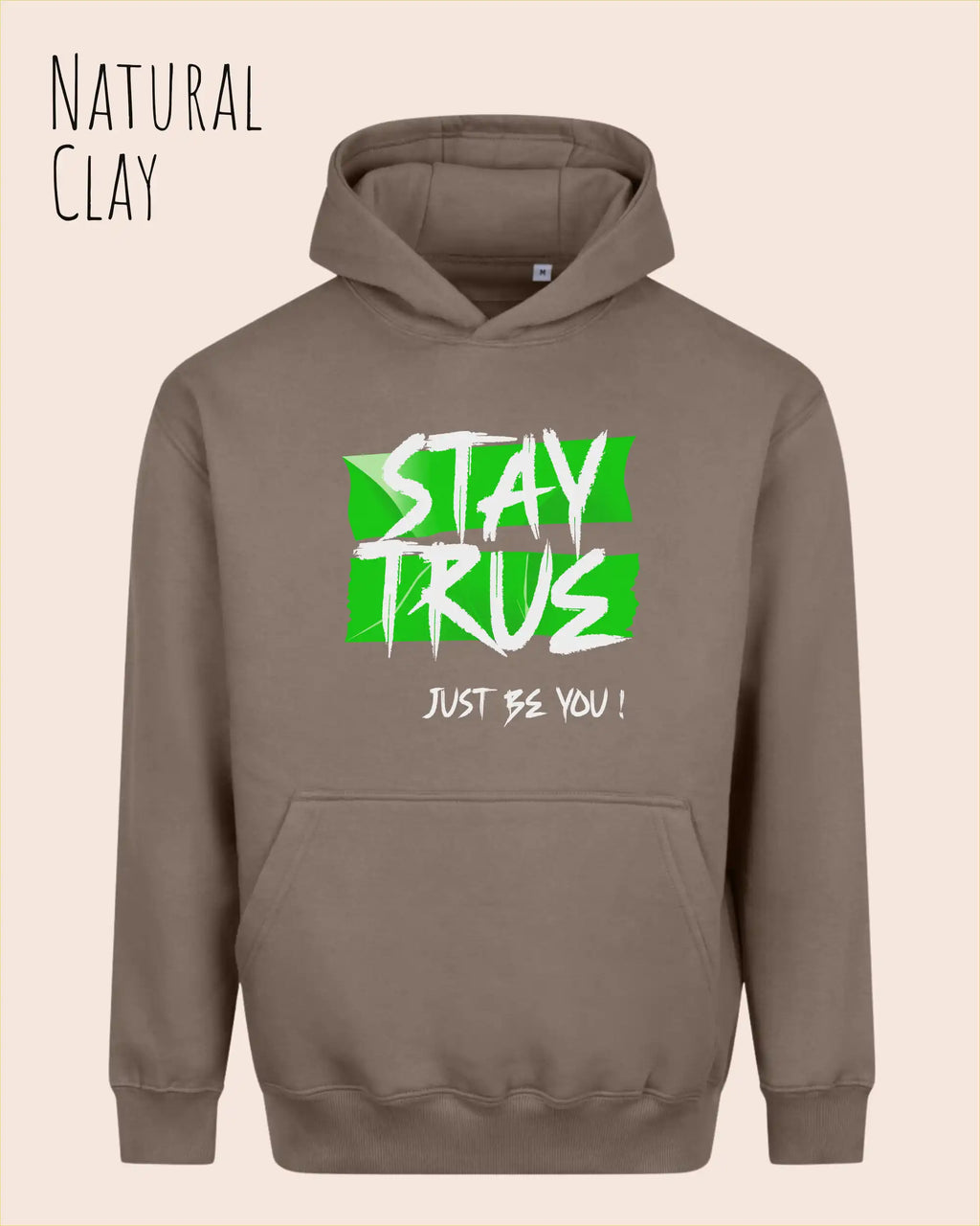 das bild zeigt den Oversized Design-Hoodie JH111 in der farbe natural clay mit dem ausdrucksstarken motiv "stay true ... just be you".
