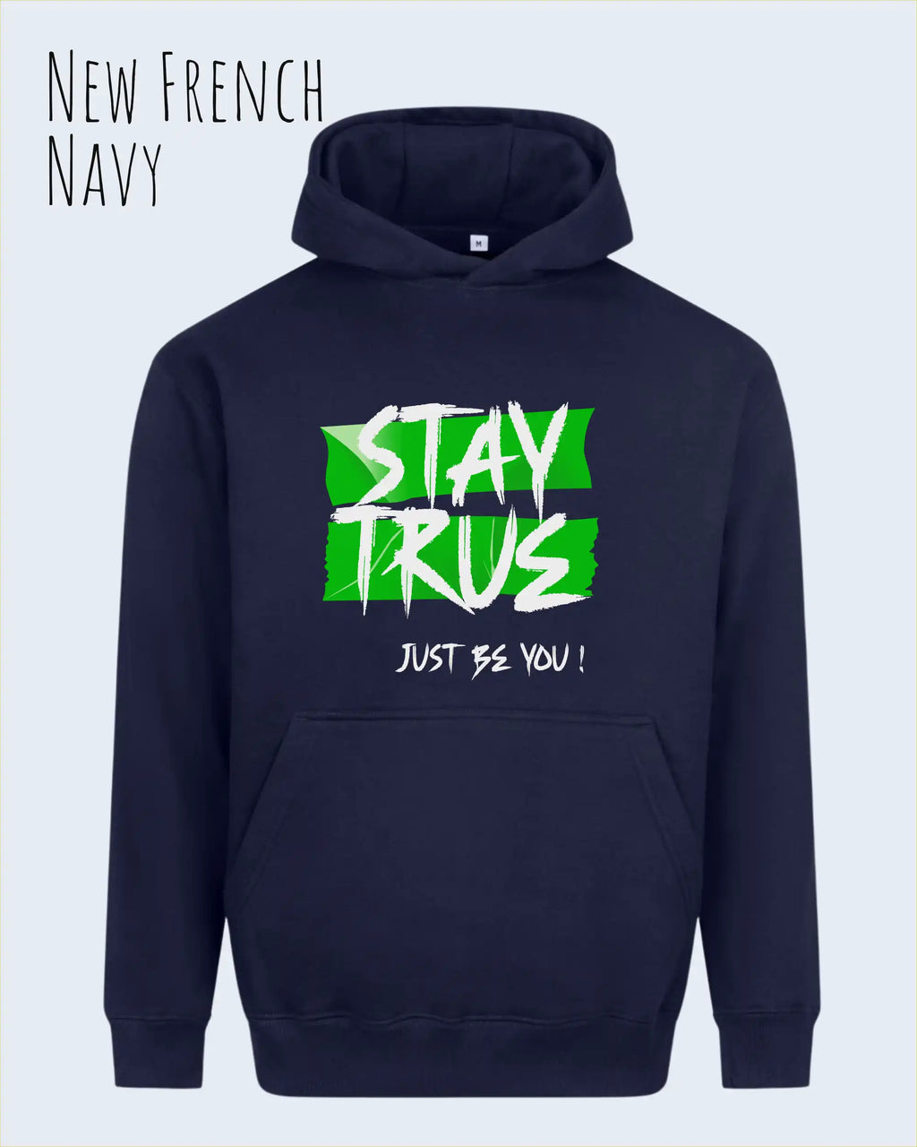 das bild zeigt den Oversized Design-Hoodie JH111 in der farbe new french navy mit dem ausdrucksstarken motiv "stay true ... just be you".