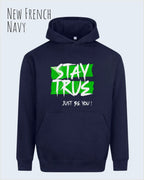 das bild zeigt den Oversized Design-Hoodie JH111 in der farbe new french navy mit dem ausdrucksstarken motiv "stay true ... just be you".