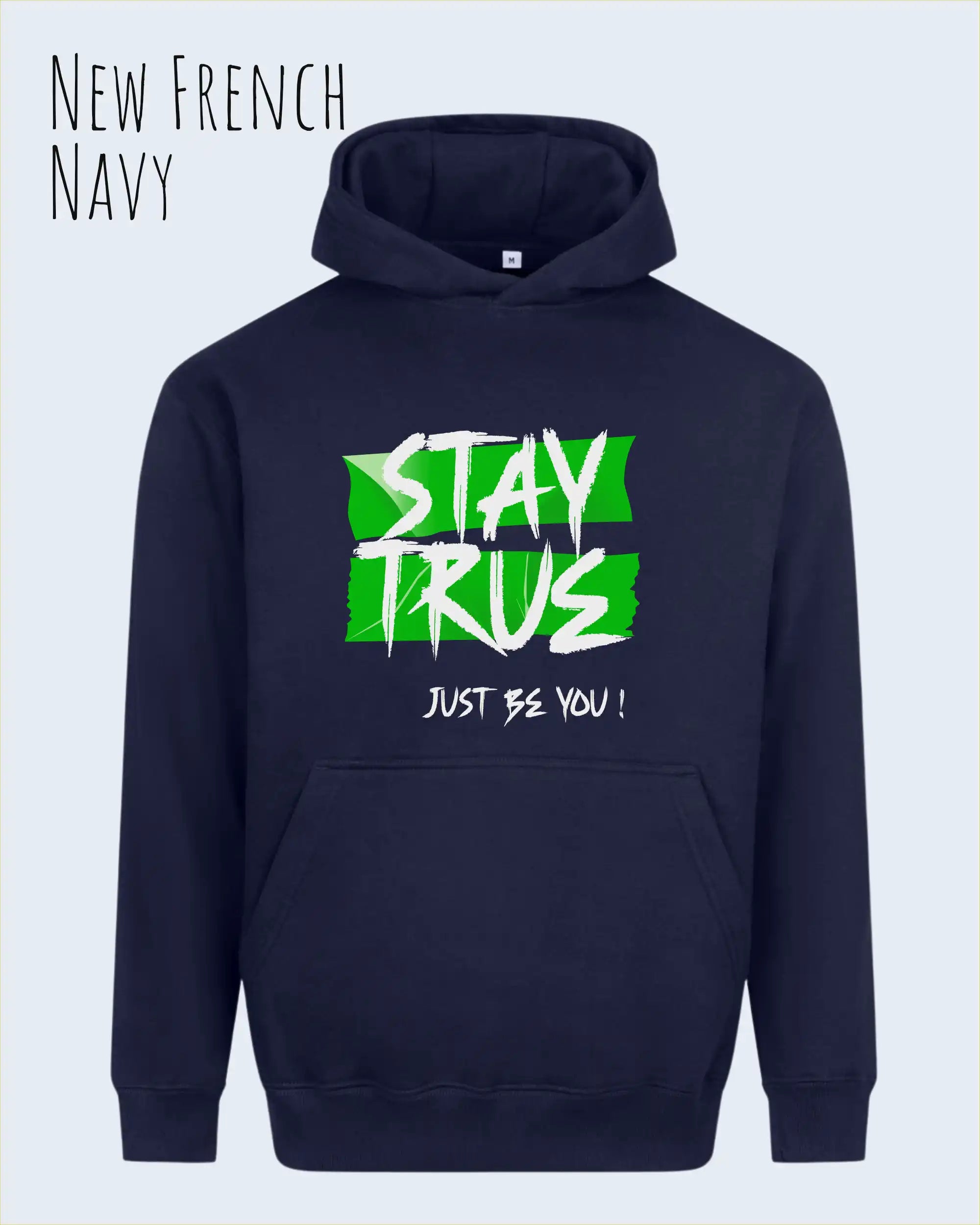 das bild zeigt den Oversized Design-Hoodie JH111 in der farbe new french navy mit dem ausdrucksstarken motiv "stay true ... just be you".