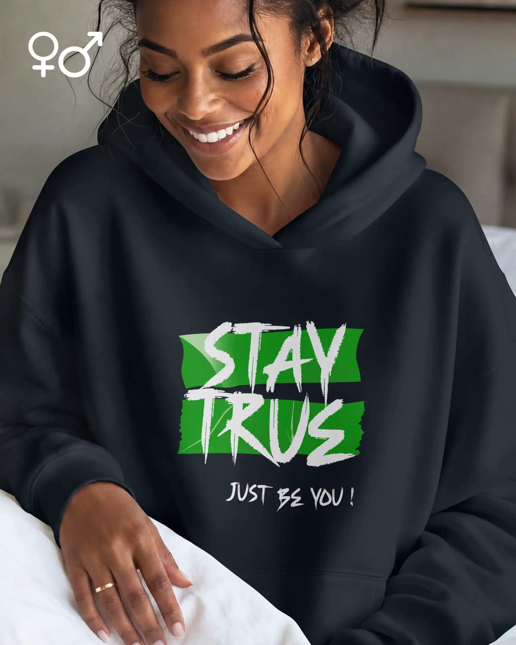 das bild zeigt eine frau, die einen Oversized Design-Hoodie mit dem ausdrucksstarken motiv "stay true ... just be you" trägt.