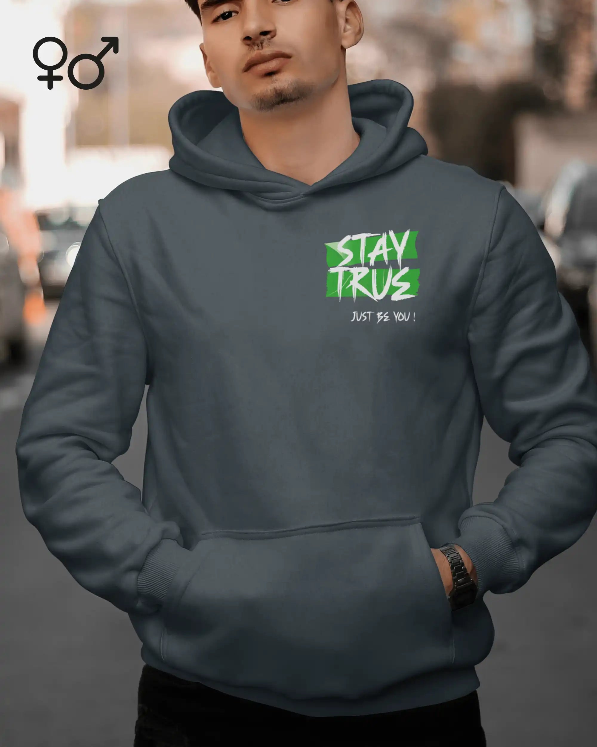 das bild zeigt einen mann, der einen Oversized Design-Hoodie mit dem ausdrucksstarken motiv "stay true ... just be you" oben links trägt.
