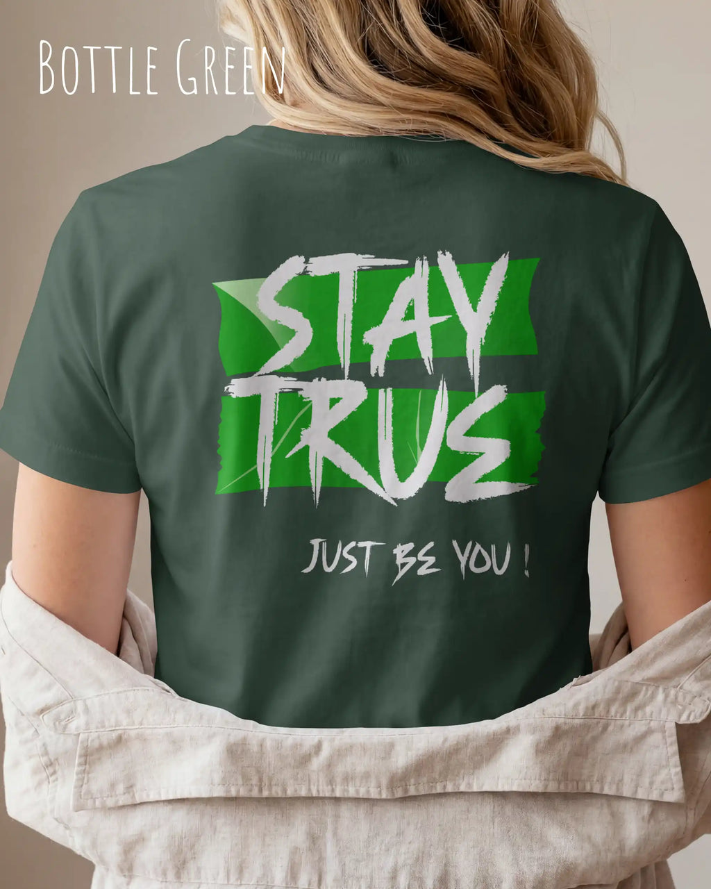 eineblonde frau trägt ein design t-shirt mit figurbetontem Schnitt in der farbe bottle green und mit dem motiv stay true vorne auf dem rücken