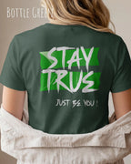eineblonde frau trägt ein design t-shirt mit figurbetontem Schnitt in der farbe bottle green und mit dem motiv stay true vorne auf dem rücken
