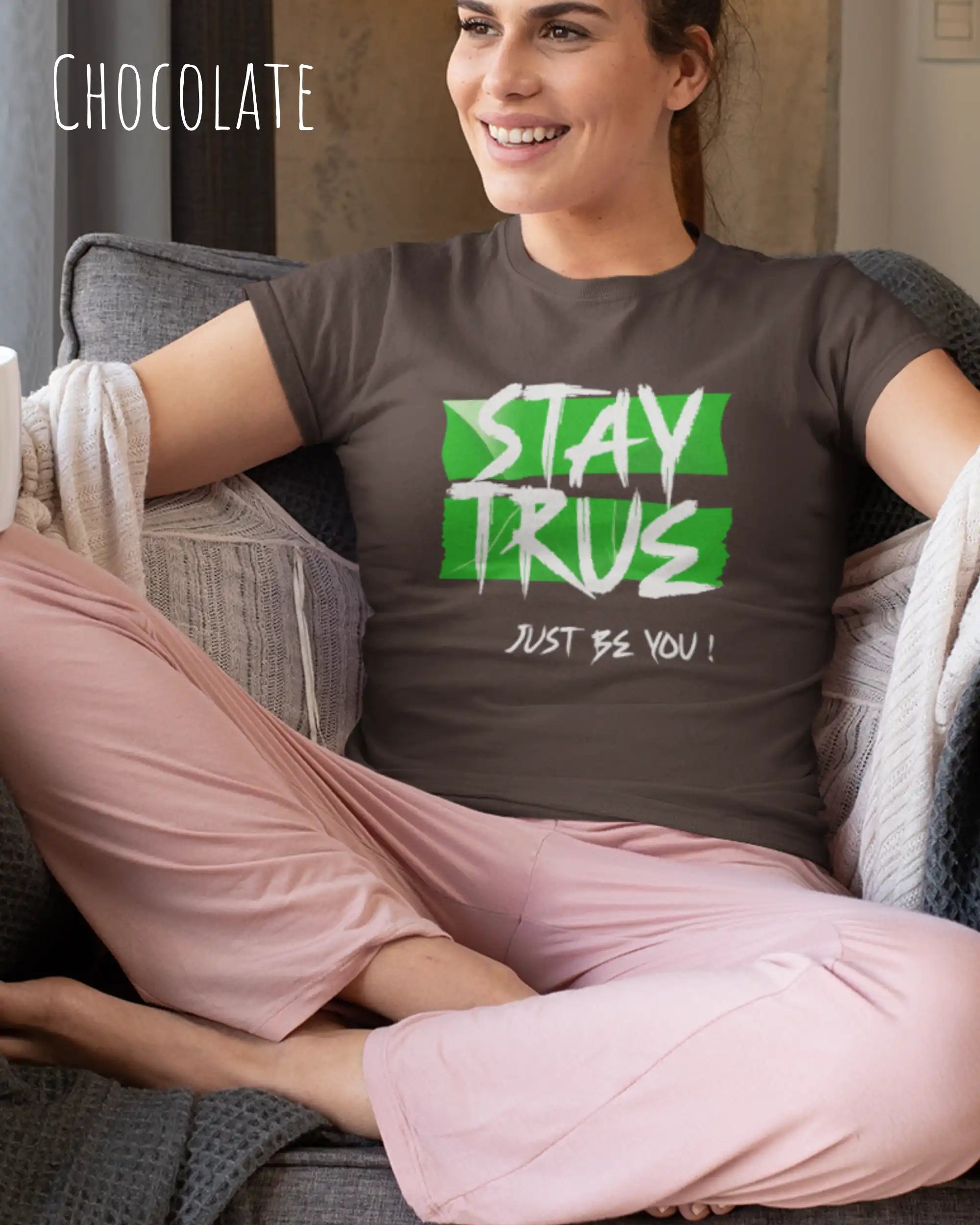 eine frau trägt ein design t-shirt mit figurbetontem Schnitt in der farbe chocolate und mit dem motiv stay true vorne auf der brust.