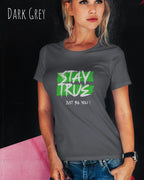 eine blonde frau trägt ein design t-shirt mit figurbetontem Schnitt in der farbe dark grey und mit dem motiv stay true vorne auf der brust.