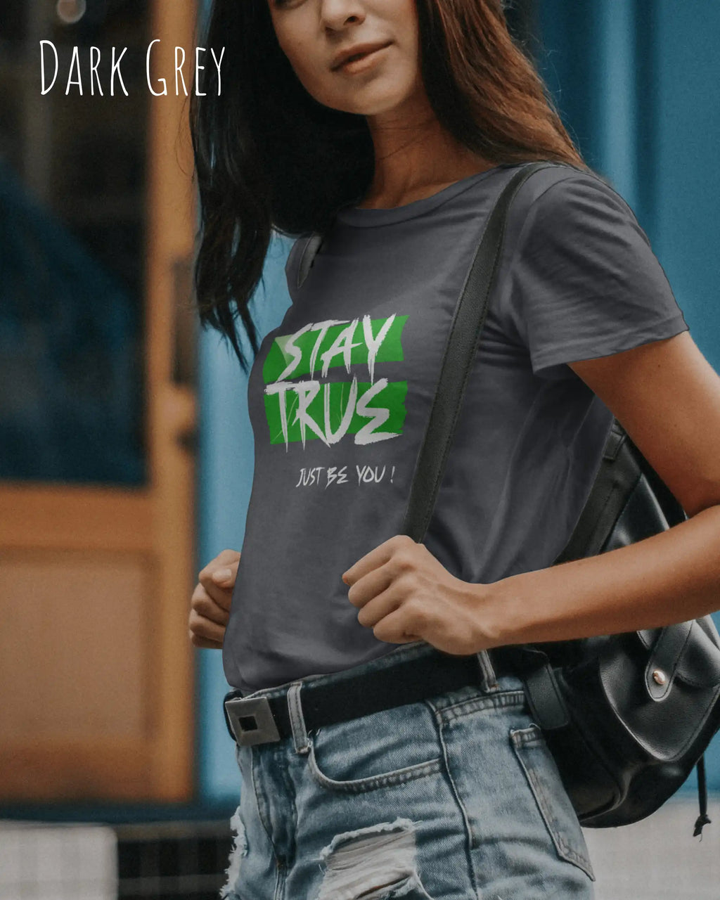 eine junge frau trägt ein design t-shirt mit figurbetontem Schnitt in der farbe dark grey und mit dem motiv stay true vorne auf der brust.