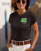 eine frau trägt ein design t-shirt mit figurbetontem Schnitt in der farbe deep black und mit dem motiv stay true vorne oben links