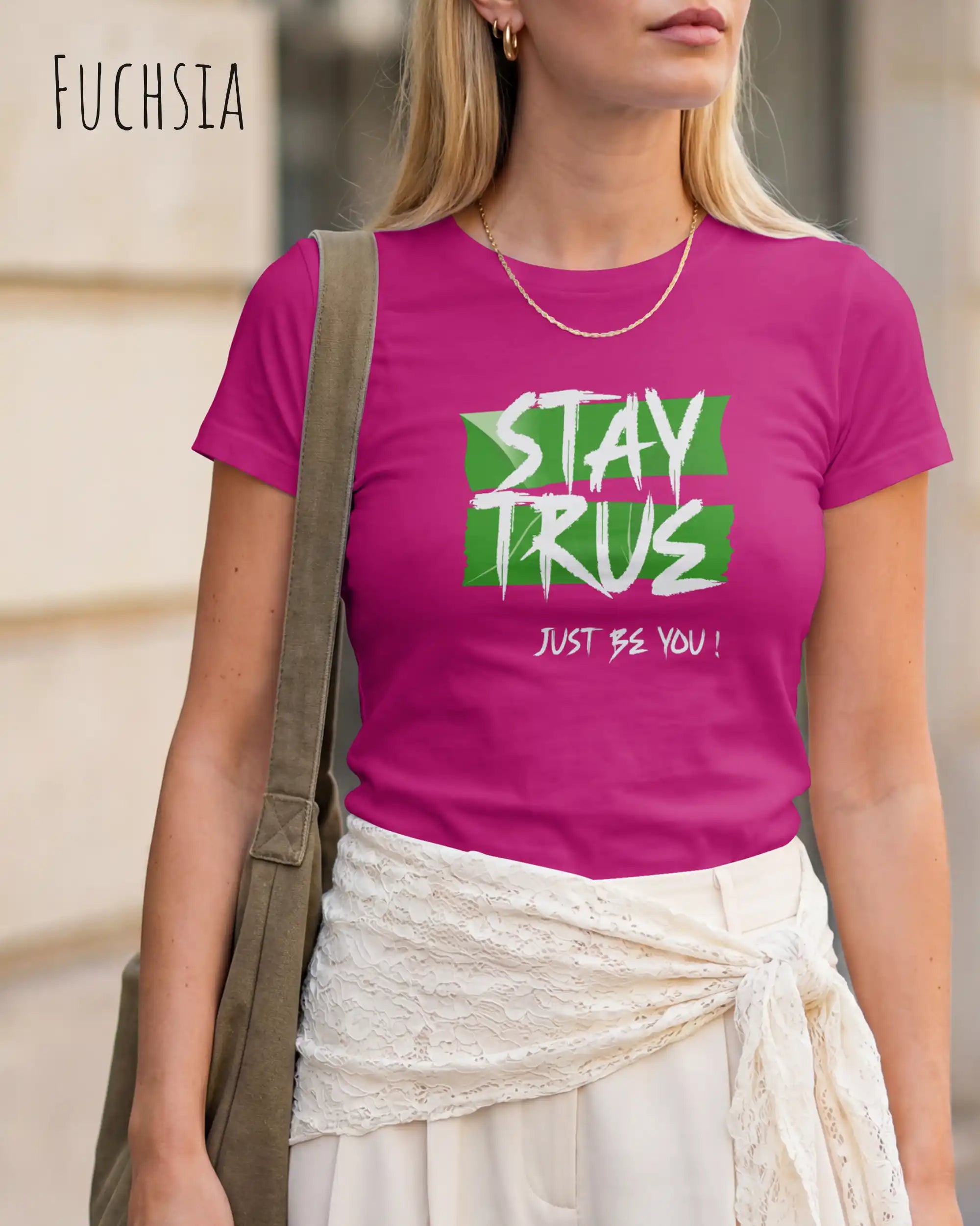 eine blonde frau trägt ein design t-shirt mit figurbetontem Schnitt in der farbe fuchsia und mit dem motiv stay true vorne auf der brust.
