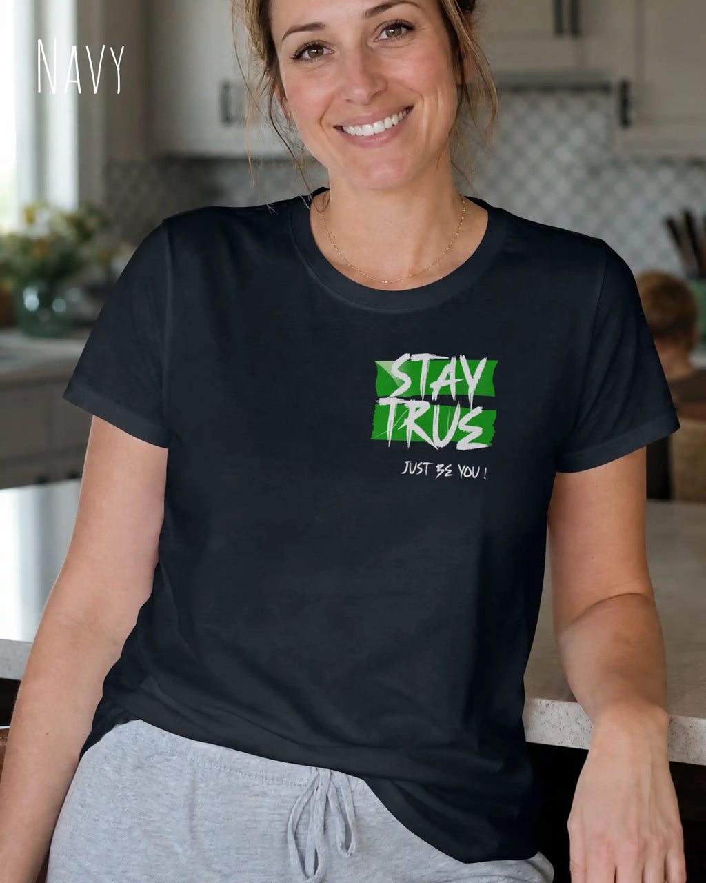 eine frau trägt ein design t-shirt mit figurbetontem Schnitt in der farbe navy und mit dem motiv stay true vorne oben links