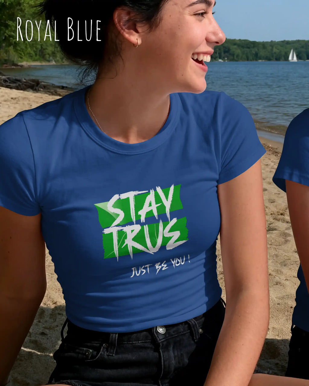 eine junge frau trägt ein design t-shirt mit figurbetontem Schnitt in der farbe royal blue und mit dem motiv stay true vorne auf der brust.
