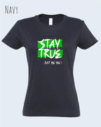 Das Bild zeigt das design t-shirt SOL’S Imperial Women 11502 mit figurbetontem Schnitt in der farbe navy und mit dem motiv stay true.